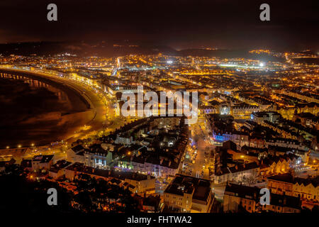 La città di Llandudno illuminata di notte. Foto Stock