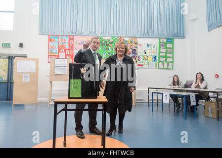 Co Mayo, Irlanda. 26 Febbraio 2016.Taoiseach (Primo Ministro irlandese) Enda Kenny e moglie Fionnuala esprimano il loro voto presso il seggio in St Anthony's School, Castlebar, County Mayo per il 2016 elezione generale., anche nella foto sono commessi di polling Majella Hughes (sinistra) e Anne Marie Mooney. - Wilkinstown, Navan, nella contea di Meath, Irlanda. Credito: Barry Cronin/Alamy Live News Foto Stock