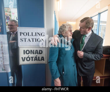 Co Mayo, Irlanda. 26 Febbraio 2016.Taoiseach (Primo Ministro irlandese) Enda Kenny e moglie Fionnuala esprimano il loro voto presso il seggio in St Anthony's School, Castlebar, County Mayo per il 2016 elezione generale., anche nella foto sono commessi di polling Majella Hughes (sinistra) e Anne Marie Mooney. - Wilkinstown, Navan, nella contea di Meath, Irlanda. Credito: Barry Cronin/Alamy Live News Foto Stock