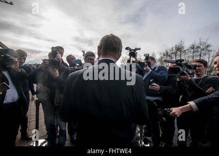 Co Mayo, Irlanda. 26 Febbraio 2016.Taoiseach (Primo Ministro irlandese) Enda Kenny e moglie Fionnuala esprimano il loro voto presso il seggio in St Anthony's School, Castlebar, County Mayo per il 2016 elezione generale.. - Wilkinstown, Navan, nella contea di Meath, Irlanda. Credito: Barry Cronin/Alamy Live News Foto Stock