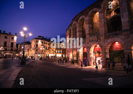 Verona, Italia. L'antico anfiteatro romano chiamato Arena, è il monumento più famoso di questa bellissima città. Foto Stock