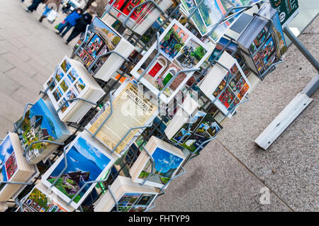 Cartoline display a Dublino in Irlanda tra cui un facsimile della proclamazione della repubblica. Foto Stock