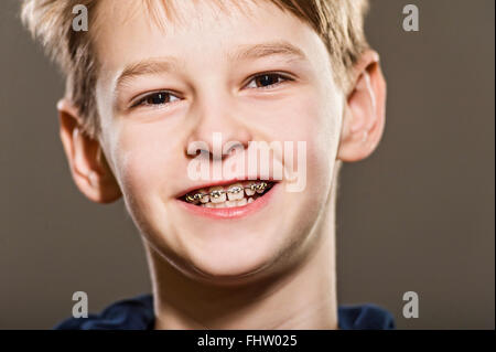 Ritratto in studio di ragazzo bianco con le bretelle Foto Stock