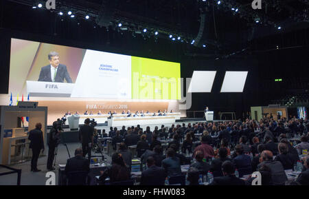 Zurigo, Svizzera. 26 Febbraio, 2016. FIFA candidato presidenziale Jerome Champagne di Francia offre un discorso durante la FIFA congresso elettorale a Zurigo, Svizzera, Feb 26, 2016. Credito: Xu Jinquan/Xinhua/Alamy Live News Foto Stock