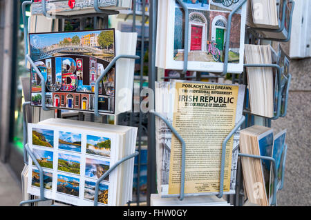 Cartoline display a Dublino in Irlanda tra cui un facsimile della proclamazione della repubblica. Foto Stock