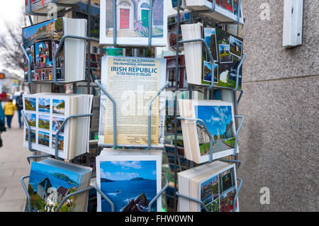 Cartoline display a Dublino in Irlanda tra cui un facsimile della proclamazione della repubblica. Foto Stock