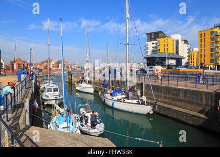 Yachts in attesa nella serratura a lasciare il porto di sovrani, Eastbourne, East Sussex, England, Regno Unito, GB Foto Stock