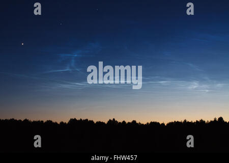 Noctilucent clouds paesaggio notturno bellissimo cielo Foto Stock