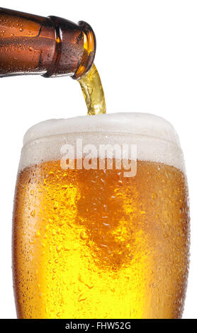 Il processo di spillatura della birra in vetro. Il file contiene i tracciati di ritaglio. Foto Stock