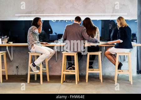 Gruppo di persone aventi una pausa dal lavoro nella caffetteria Foto Stock