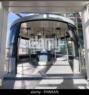 Cabina di una funivia fermata stazione di montagna. Foto Stock