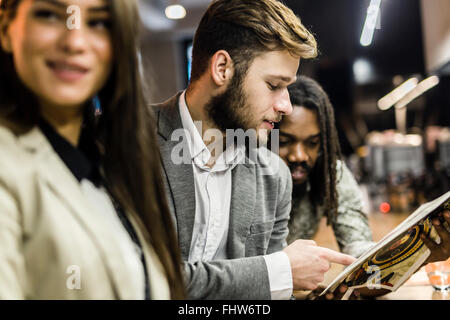 Persone per discutere l'articolo in un pub dopo il lavoro Foto Stock