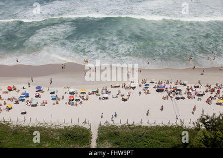 Visualizzare i bagnanti sul bordo della Barra da Tijuca Foto Stock