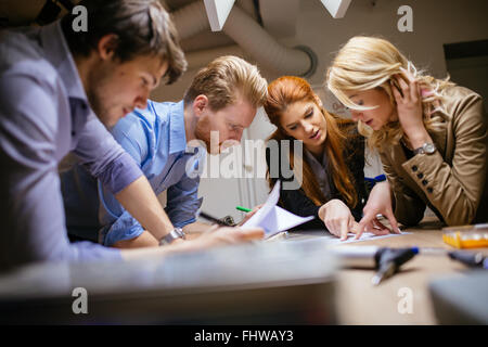 I lavoratori creativi progettazione e piallare insieme in officina Foto Stock