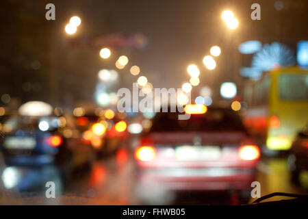 Notte di traffico nella città. Sfocato bokeh cartolina. Foto Stock