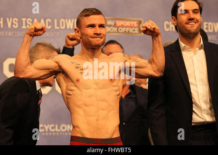 Arena di Manchester, Manchester, UK 26 Feb 2016. Scott Quigg v Carl Frampton pesare in avanti della IBF e WBA Super Peso gallo titolo mondiale lotta sabato 27 febbraio presso l'Arena di Manchester in diretta su Sky Sports Boxe foto di Carl Frampton alla pesatura. Credito: Stephen Gaunt/Alamy Live News Foto Stock