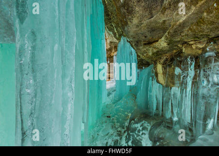 Il bel colore acquamarina di ghiaccio tende in Pictured Rocks National Lakeshore nella Penisola Superiore del Michigan, Stati Uniti d'America Foto Stock