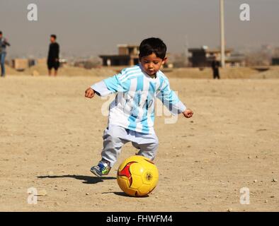 A Kabul, Afghanistan. 26 Febbraio, 2016. Ragazzo afghano Murtaza Ahmadi gioca a calcio indossando un new jersey firmato da Argentina la star del calcio Lionel Messi di spagnolo Barcellona FC a Kabul, capitale dell'Afghanistan, Feb 26, 2016. Murtaza Ahmadi che divenne un social media hit dopo indossa un sacchetto di plastica recanti Lionel Messi il numero 10 ricevuto infine la cosa reale che è stata inviata dal calciatore argentino stesso. Cinque-anno-vecchio Murtaza Ahmadi, contrassegnate come "essi il più grande ventilatore", è stato inviato un firmato Maglietta Argentina e la squadra di calcio del Barcellona in avanti. © Rahmat Alizadah/Xinhua/Alamy Live News Foto Stock