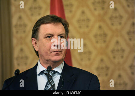 Riga, Lettonia. 26 Febbraio, 2016. Il lettone Primo Ministro Maris Kucinskis partecipa a una conferenza stampa dopo un incontro con il suo estone e lituana in Riga, Lettonia, nel febbraio 26, 2016. © Guo Qun/Xinhua/Alamy Live News Foto Stock