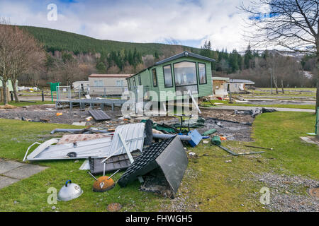 BALLATER ABERDEENSHIRE fiume Dee dei danni provocati dalle inondazioni caravan park e roulottes fisse fracassato e distrutto dalla forza dell'alluvione Foto Stock