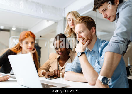 Un gruppo di uomini di affari che lavora in ufficio e per discutere di nuove idee Foto Stock