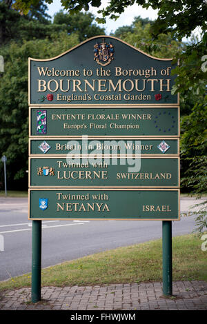 Un benvenuto a Bournemouth segno sulla periferia della città in Dorset, Regno Unito Foto Stock