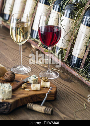 Bicchieri di vino e formaggio piastra. Analisi del vino. Foto Stock
