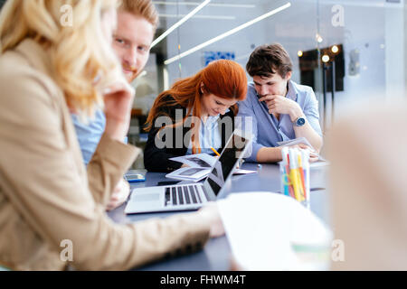 La gente di affari collaborando in ufficio e lavora sul progetto insieme Foto Stock
