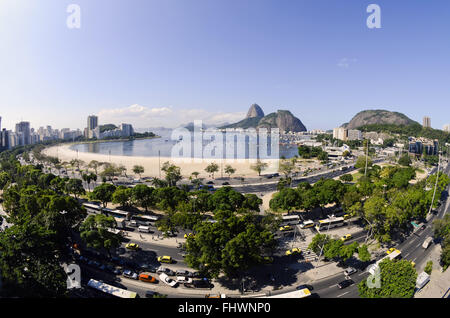 Il Flamengo, il Botafogo Bay e il Botafogo spiaggia con Sugar Loaf hill in background Foto Stock