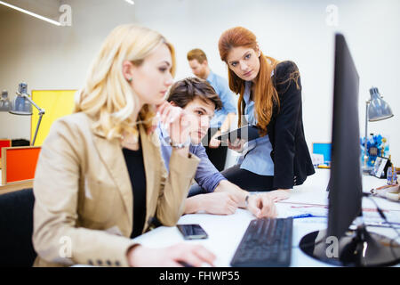 La gente di affari collaborando in ufficio e lavora sul progetto insieme Foto Stock