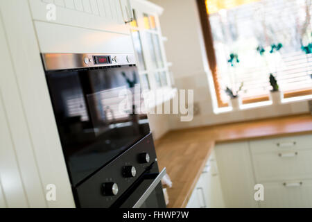 Built-in elettrodomestici per la cucina in un interno contemporaneo Foto Stock