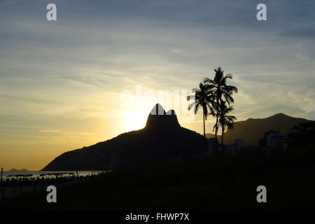 Tramonto a Ipanema Beach - incidentali Hill fratelli - città del sud Foto Stock