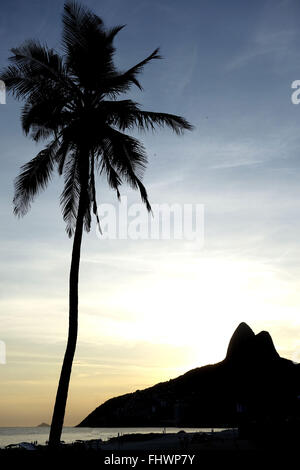 Tramonto a Ipanema Beach - incidentali Hill fratelli - città del sud Foto Stock