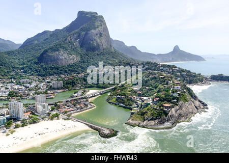 Vista aerea della spiaggia e della Barra da Tijuca Avenue Pepe con frangiflutti e pier Bar Foto Stock