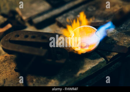 Il gioielliere oro di fusione e la gioielleria Foto Stock