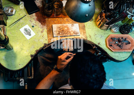 Goldsmith lavorando sul suo banco, creazione di gioielli Foto Stock