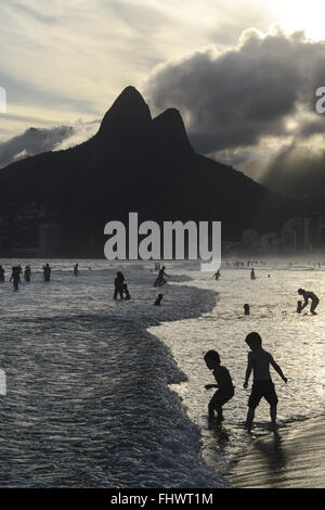 Tramonto a Ipanema Beach con i DOI Fratelli incidentali Foto Stock