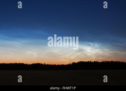 Paesaggio notturno con noctilucent clouds tramonto Foto Stock