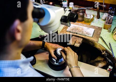 Un lavoro di precisione effettuata dal gioielliere in officina Foto Stock