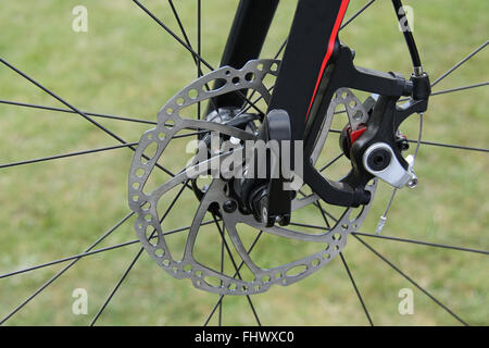 Il freno a disco della ruota di una bicicletta da corsa. Foto Stock