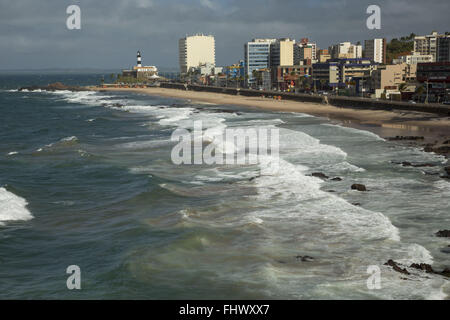 Praia do Forte in Forte de Santo Antonio da Barra in background - noto anche come barra faro Foto Stock