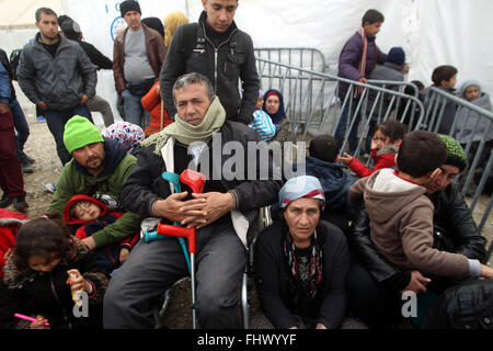 Atene. 26 Febbraio, 2016. Refugges e migranti di attendere alla Eidomeni per l'apertura della frontiera tra la Grecia e l'ex Repubblica iugoslava di Macedonia (FYROM), Grecia, Feb, 26, 2016. Credito: Marios Lolos/Xinhua/Alamy Live News Foto Stock