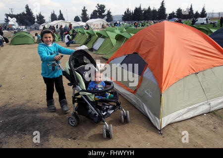 Atene. 26 Febbraio, 2016. Refugges e migranti di attendere alla Eidomeni per l'apertura della frontiera tra la Grecia e l'ex Repubblica iugoslava di Macedonia (FYROM), Grecia, Feb, 26, 2016. Credito: Marios Lolos/Xinhua/Alamy Live News Foto Stock