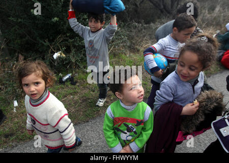 Atene. 26 Febbraio, 2016. Refugges e migranti di attendere alla Eidomeni per l'apertura della frontiera tra la Grecia e l'ex Repubblica iugoslava di Macedonia (FYROM), Grecia, Feb, 26, 2016. Credito: Marios Lolos/Xinhua/Alamy Live News Foto Stock