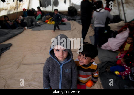 Atene. 26 Febbraio, 2016. Refugges e migranti di attendere alla Eidomeni per l'apertura della frontiera tra la Grecia e l'ex Repubblica iugoslava di Macedonia (FYROM), Grecia, Feb, 26, 2016. Credito: Marios Lolos/Xinhua/Alamy Live News Foto Stock