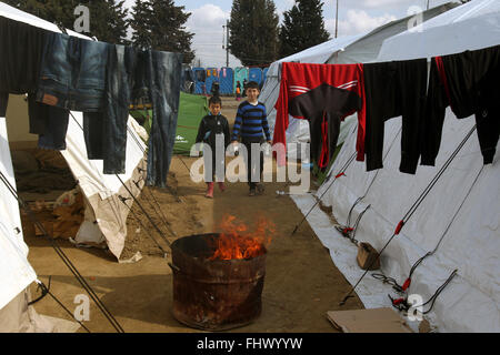 Atene. 26 Febbraio, 2016. Refugges e migranti di attendere alla Eidomeni per l'apertura della frontiera tra la Grecia e l'ex Repubblica iugoslava di Macedonia (FYROM), Grecia, Feb, 26, 2016. Credito: Marios Lolos/Xinhua/Alamy Live News Foto Stock