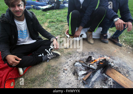 Atene. 26 Febbraio, 2016. Refugges e migranti di attendere alla Eidomeni per l'apertura della frontiera tra la Grecia e l'ex Repubblica iugoslava di Macedonia (FYROM), Grecia, Feb, 26, 2016. Credito: Marios Lolos/Xinhua/Alamy Live News Foto Stock