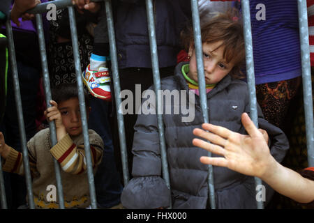 Atene. 26 Febbraio, 2016. Refugges e migranti di attendere alla Eidomeni per l'apertura della frontiera tra la Grecia e l'ex Repubblica iugoslava di Macedonia (FYROM), Grecia, Feb, 26, 2016. Credito: Marios Lolos/Xinhua/Alamy Live News Foto Stock