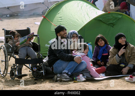 Atene. 26 Febbraio, 2016. Refugges e migranti di attendere alla Eidomeni per l'apertura della frontiera tra la Grecia e l'ex Repubblica iugoslava di Macedonia (FYROM), Grecia, Feb, 26, 2016. Credito: Marios Lolos/Xinhua/Alamy Live News Foto Stock