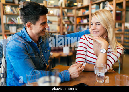 Bella giovane in amore flirt in cafe e incollaggio Foto Stock